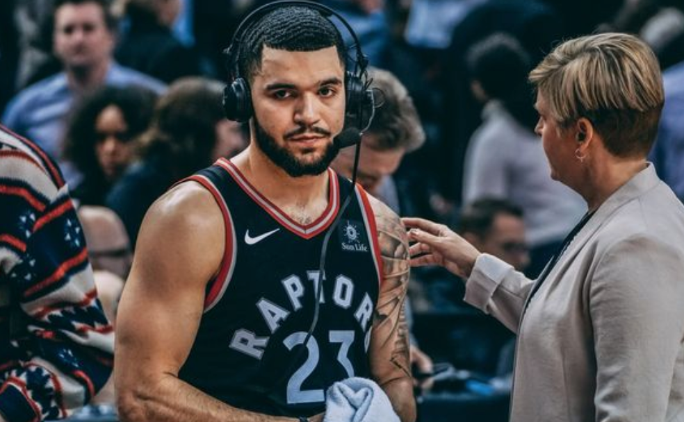 边接受采访 边接受采访